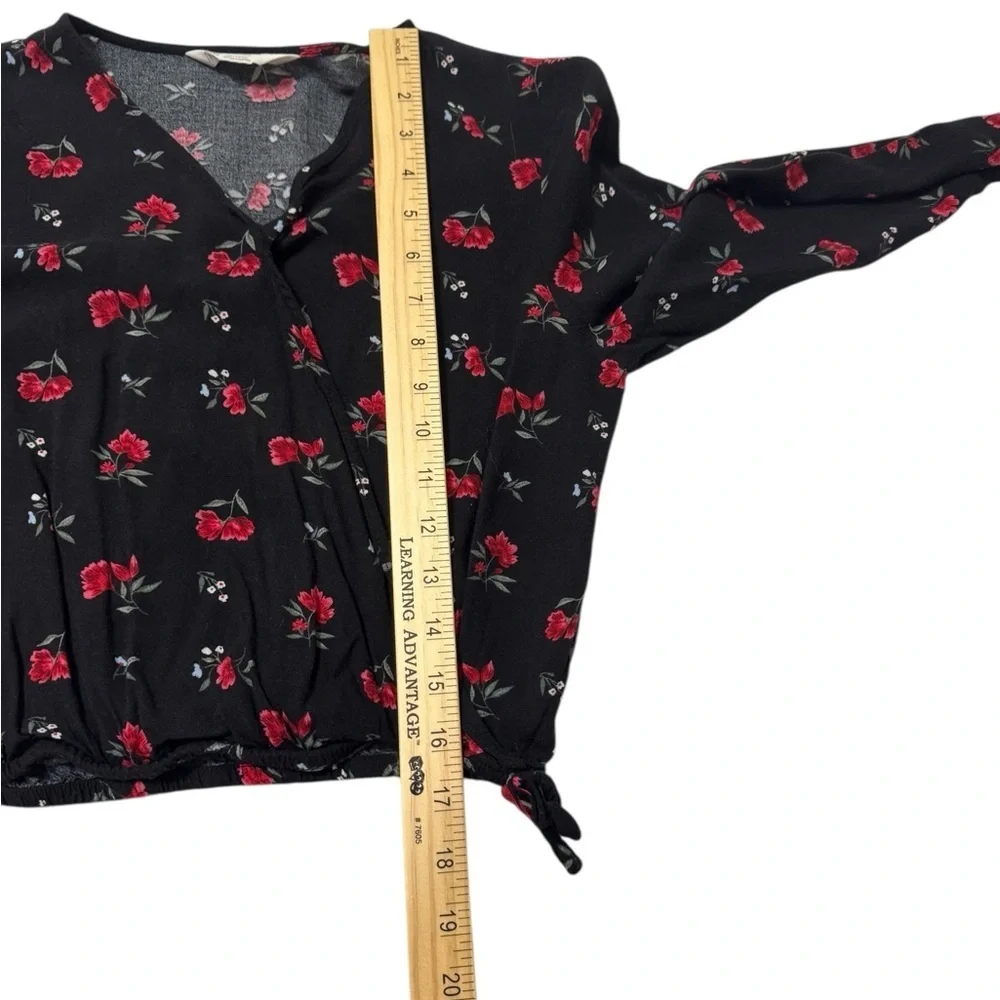 2/15 Black with red flowers V-neck long sleeve top
